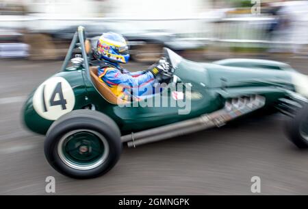 Goodwood, Großbritannien. September 2021. Will Nuthall fährt einen Cooper Bristol Mk2 T23 in der Richmond Trophy und verlässt am 19. September 2021 den Montagebereich beim Goodwood Revival Festival auf dem Goodwood Circuit, Sussex, Großbritannien. Foto von Phil Hutchinson. Nur zur redaktionellen Verwendung, Lizenz für kommerzielle Nutzung erforderlich. Keine Verwendung bei Wetten, Spielen oder Veröffentlichungen einzelner Clubs/Vereine/Spieler. Kredit: UK Sports Pics Ltd/Alamy Live Nachrichten Stockfoto