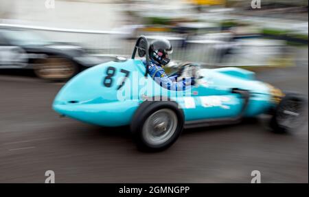 Goodwood, Großbritannien. September 2021. Crispin Harris fährt einen AC Bristol Monoposto, der am 19. September 2021 den Sammelplatz in der Richmond Trophy beim Goodwood Revival Festival auf dem Goodwood Circuit, Sussex, Großbritannien, verlässt. Foto von Phil Hutchinson. Nur zur redaktionellen Verwendung, Lizenz für kommerzielle Nutzung erforderlich. Keine Verwendung bei Wetten, Spielen oder Veröffentlichungen einzelner Clubs/Vereine/Spieler. Kredit: UK Sports Pics Ltd/Alamy Live Nachrichten Stockfoto