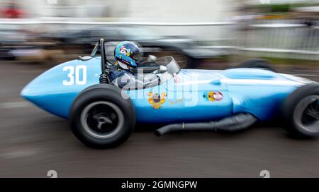 Goodwood, Großbritannien. September 2021. Julian Bronson fährt am 19. September 2021 einen Scarab Offenhauser in der Richmond Trophy beim Goodwood Revival Festival auf dem Goodwood Circuit, Sussex, Großbritannien. Foto von Phil Hutchinson. Nur zur redaktionellen Verwendung, Lizenz für kommerzielle Nutzung erforderlich. Keine Verwendung bei Wetten, Spielen oder Veröffentlichungen einzelner Clubs/Vereine/Spieler. Kredit: UK Sports Pics Ltd/Alamy Live Nachrichten Stockfoto