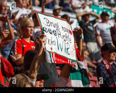 'BRUSTRAUSDREIPUNKTEHOLENWIR', Augsburg - Fan mit Poster. Fußball, FC Augsburg - Borussia Mvšnchengladbach 1: 0, Fußball-Bundesliga, 5. Spieltag, Saison 2021-2022, am 18. September, 2021 in Augsburg, WWKARENA, Deutschland. Die DFL-Vorschriften verbieten die Verwendung von Fotos als Bildsequenzen und/oder quasi-Video. ¬ Stockfoto