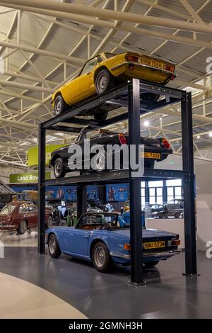 1974 Triumph TR6 (SBU 523M) 1979 MG Midget 1500 (EOL733V) und 1980 Triumph Spitfire 1500 (ORW756W) im British Motor Museum, Gaydon, Großbritannien Stockfoto