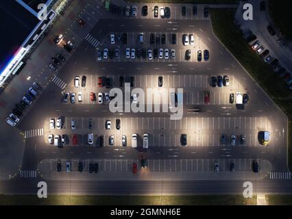 Parkplatz mit Auto bei Nacht aus der Luft über der Draufsicht Stockfoto