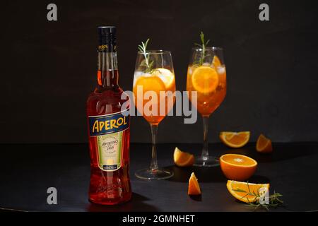 Ukraine, Kiew - 26. August 2021: Italienische Tinktur Aperol für die Herstellung von Cocktail Aperol Spitz. Rot-orange Wein in einer Flasche. Alkoholisches Getränk. Aperitif mit Stockfoto