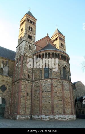 Maastrichts berühmte Sankt-Servatius-Basilika (Sint-Servaasbasiliek) auf dem Vrijthof-Platz bei der Nachmittagssonne im Winter Stockfoto