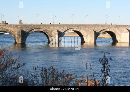 Teil der historischen St Servaas Brücke (Saint Servatius Brücke) über die Maas in Maastricht an einem sonnigen Wintertag Stockfoto