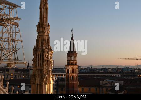 Vom Dach des Duomo Di Milano aus ist der Himmel klar Stockfoto