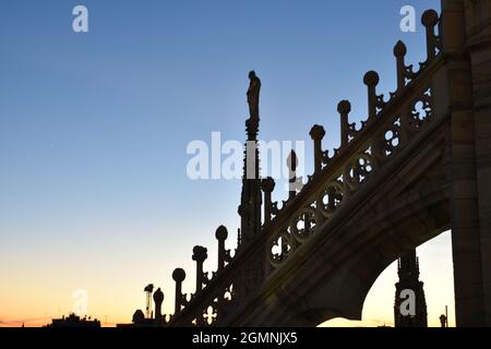 Sonnenuntergang im Hintergrund vom Dach des Duomo Di Milano Stockfoto