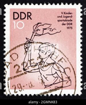 DDR - UM 1975: Eine in der DDR gedruckte Briefmarke zeigt Fackellenträger, 5. Kinder und Jugendliche Spartakiad, um 1975 Stockfoto