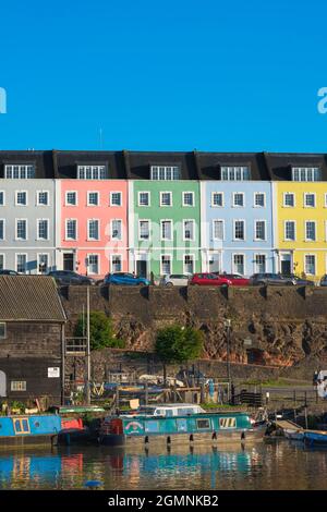 Häuser in Bristol, Blick auf farbenfrohe Reihenhäuser in der Redcliffe Parade, die über dem Fluss Avon im Zentrum von Bristol, England, liegt Stockfoto