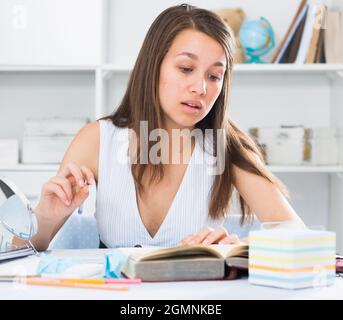 Teenager Mädchen bereitet sich auf Prüfungen Stockfoto