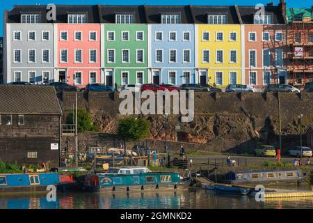 Bristol House, Blick auf farbenfrohe Reihenhäuser in der Redcliffe Parade über dem Fluss Avon im Zentrum von Bristol, England Stockfoto