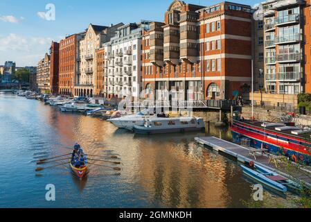 Bristol Floating Harbour, Blick auf modernisierte Gebäude am Redcliffe Quay auf der Westseite des berühmten Floating Harbour in Bristol, England, Großbritannien Stockfoto