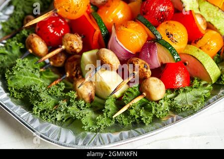 Vegane Spieße verschiedener Gemüsesorten auf der Grillplatte, Draufsicht. Stockfoto