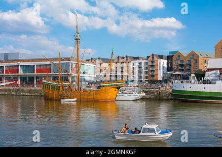 Bristol, Blick auf den schwimmenden Hafen und eine Nachbildung des Segelschiffs „Matthew of Bristol“, in dem John Cabot Neufundland, Bristol, entdeckte Stockfoto