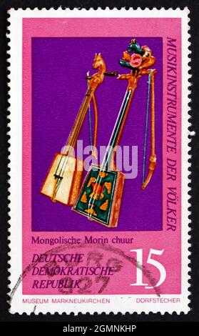DDR - UM 1971: Eine in der DDR gedruckte Briefmarke zeigt zwei Morin khuur, Mongolei, Musikinstrumente aus dem Musikmuseum in Markneukirchen, um 1971 Stockfoto