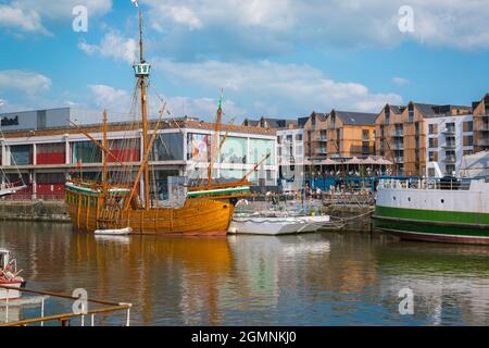 Bristol, Blick auf den schwimmenden Hafen und eine Nachbildung des Segelschiffs „Matthew of Bristol“, in dem John Cabot Neufundland, Bristol, entdeckte Stockfoto