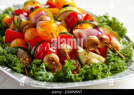 Vegane Spieße verschiedener Gemüsesorten auf der Grillplatte, Draufsicht. Stockfoto