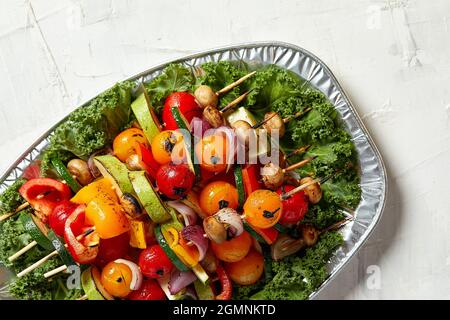 Vegane Spieße verschiedener Gemüsesorten auf der Grillplatte, Draufsicht. Stockfoto