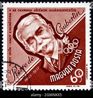 UNGARN - UM 1963: Eine in Ungarn gedruckte Briefmarke zeigt Pierre de Coubertin, französischer Erzieher und Historiker, Reviver of Olympic Games, um 1963 Stockfoto