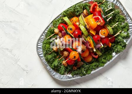 Vegane Spieße verschiedener Gemüsesorten auf der Grillplatte, Draufsicht. Stockfoto