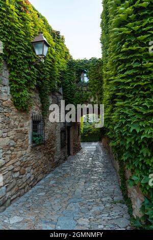 Enger Fußweg im historischen Zentrum von Peratallada Stockfoto