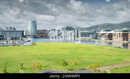 Erhöhter Blick auf die Stadtteile von Belfast, den Hafen und den Yachthafen mit hohen modernen Gebäuden im Hintergrund, Großbritannien, Nordirland Stockfoto