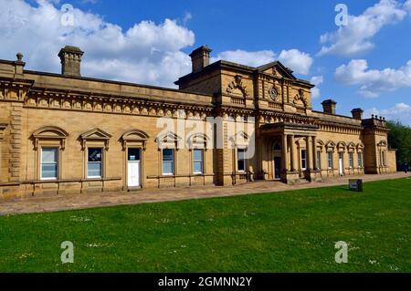 HALIFAX. WEST YORKSHIRE. ENGLAND. 05-29-21. Der ursprüngliche, reich verzierte Bahnhof. Bis vor kurzem als Kindergarten für die angrenzende Eureka! museum. Stockfoto