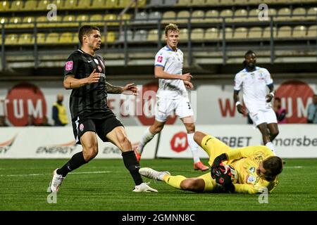 ZAPORIZHZHIA, UKRAINE - 19. SEPTEMBER 2021 - Torhüter Oleksii Palamarchuk (C) des FC Chornomorets Odesa sichert den Ball während der Ukrainer 2021/2022 Stockfoto