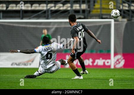 ZAPORIZHZHIA, UKRAINE - 19. SEPTEMBER 2021 - Mittelfeldspieler Mohammed Kadiri (L) vom FC Chornomorets Odesa und Vorwärts Allahyar Sayadmaneshshiadeh vom FC Zo Stockfoto