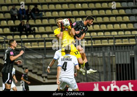 ZAPORIZHZHIA, UKRAINE - 19. SEPTEMBER 2021 - Torhüter Oleksii Palamarchuk (C) des FC Chornomorets Odesa sichert den Ball während der Ukrainer 2021/2022 Stockfoto