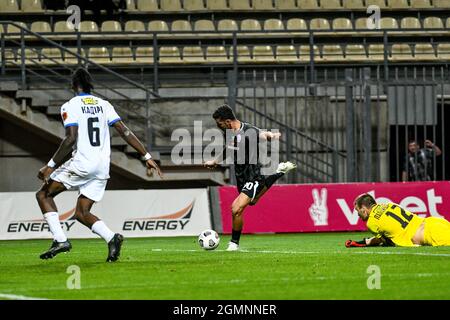 ZAPORIZHZHIA, UKRAINE - 19. SEPTEMBER 2021 - der Stürmer Allahyar Sayadmaneshshiadeh (C) des FC Zorya Luhansk tritt während der Ukraine 2021/2022 den Ball Stockfoto