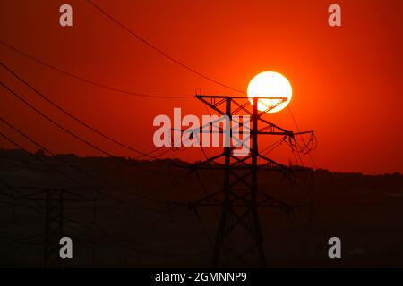 Strommasten unter dem Sonnenuntergang Stockfoto