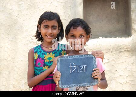 Zwei indische Mädchen aus dem ländlichen Raum mit Schiefer Stockfoto