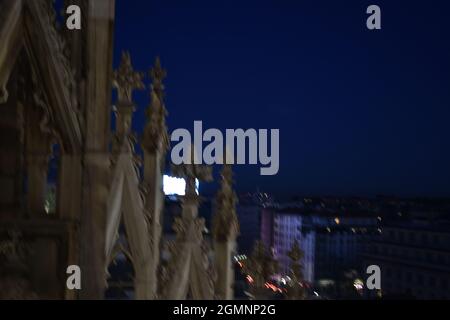 Verschwommenes Bild vom Dach des Duomo DI Milano, Wände im gotischen Stil Stockfoto