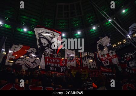 AC Mailand-Fans jubeln beim Fußballspiel der Serie A 2021/2022 zwischen dem FC Juventus und dem AC Mailand im Allianz-Stadion in Turin (Italien) am 19. September 2021 an. Foto Andrea Staccioli / Insidefoto Stockfoto