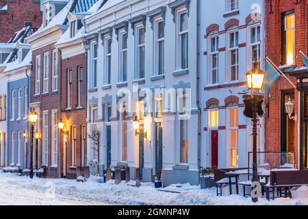 Sonnenuntergang Winter Ansicht der schneebedeckten historischen Häuser in der niederländischen Innenstadt von Doesburg, Niederlande Stockfoto