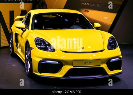 Sportwagen Porsche 718 Cayman GT4 auf der IAA in Frankfurt. Deutschland - 10. September 2019 Stockfoto