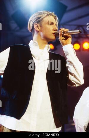 Nick Carter von den 'Backstreet Boys', amerikanische Gesangsgruppe, bei einem Auftritt in der Show 'Stars '96' in Baden-Baden, Deutschland 1996. Nick Carter von der amerikanischen Boyband 'Backstreet Boys' tritt bei der Show 'Stars '96' in Baden-Baden, Deutschland 1996 auf. Stockfoto