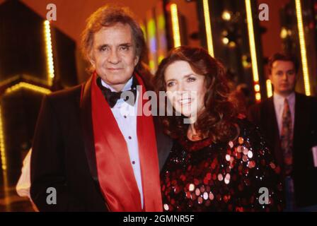 Johnny Cash, amerikanischer Countrysänger und Songschreiber, mit Ehefrau June Carter bei einem Auftritt im deutschen Fernsehen, Deutschland, um 1992. Der amerikanische Country-Sänger und Songwriter Johnny Cash tritt mit seiner Frau June im deutschen Fernsehen auf, Deutschland 1992. Stockfoto