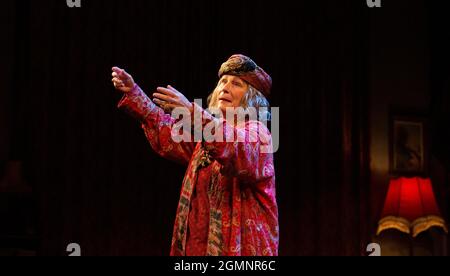 Jennifer Saunders (Madame Arcati) in UNBEKÜMMERT VON Noel Coward Eröffnung im Harold Pinter Theater, London SW1 am 21/09/2021 A Theatre Royal bat Stockfoto