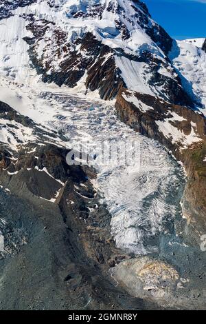Eisbruch und Endmoräne am Gornergletscher vom Gornergrat aus gesehen, einem felsigen Bergrücken der Pennine Alpen oberhalb von Zermatt, Wallis, Schweiz Stockfoto