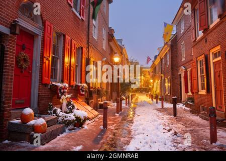 Philadelphia, Pennsylvania, USA in Elfreth's Alley im Winter in der Dämmerung. Stockfoto