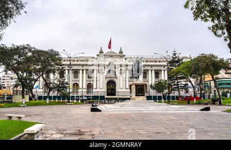 Der Legislativpalast von Peru mit einer Statue von Simon Bolivar in Lima Stockfoto