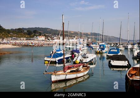 Segel- und Motorboote liegen im Cobb in Lyme Regis, einem beliebten Badeort an der Jurassic Coast in Dorset, Südwestengland Stockfoto