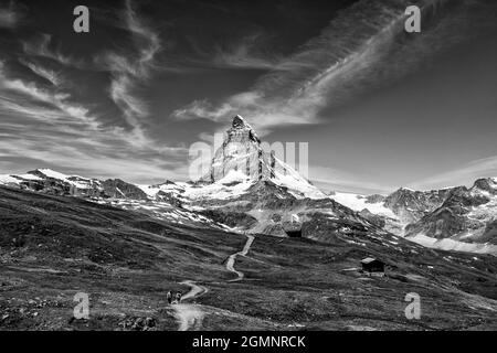 Wanderwege am Riffelberg, unterhalb des Gornergrat, oberhalb von Zermatt, Wallis, Schweiz mit einem dramatischen Blick auf den ikonischen Matterhorn-Berg Stockfoto