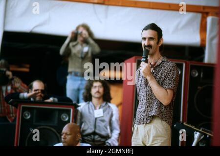 Frank Zappa, amerikanischer Musiker, Gitarrist, spielt Jazzrock, Blues, Avantgarde, Art Rock, hier bei einem Konzert um 1980. Frank Zappa, amerikanischer Musiker, Gitarrist, spielt Jazz-Rock, Blues, Avantgarde, Art Rock, hier eine Bühne bei einem Konzert um 1980. Stockfoto