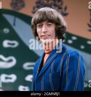 Robin Gibb, britischer Sänger und Komponist, erfolgreich auch als Leadsänger der Popgruppe Bee Gees, im Bild bei einem Soloauftritt ,1969. Robin Gibb, britischer Sänger und Komponist, auch als Leadsänger der Popgruppe Bee Gees erfolgreich, abgebildet während einer Solovorstellung 1969. Stockfoto