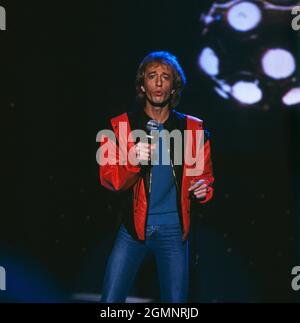 Robin Gibb, britischer Sänger und Komponist, erfolgreich auch als Leadsänger der Popgruppe Bee Gees, im Bild bei einem Soloauftritt in der ZDF Musiksendung: Na sowas, 1984. Robin Gibb, britischer Sänger und Komponist, ebenfalls erfolgreich als Leadsänger der Popgruppe Bee Gees, abgebildet bei einem Soloauftritt im ZDF-Musikprogramm: Na sowas, 1984. Stockfoto