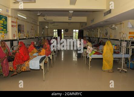 Beawar, Rajasthan, Indien, 20. September 2021: Patienten werden auf der Kinderabteilung eines staatlichen Krankenhauses in Beawar behandelt. Dengue-, Malaria- und Virusfieber-Fälle nehmen in verschiedenen indischen Bundesstaaten, darunter Uttar Pradesh, Madhya Pradesh, Delhi und Rajasthan, inmitten der laufenden Coronavirus-Pandemie zu. Über 250 Patienten werden in Uttar Pradeshs Kanpur und 500 Patienten in Rajasthans Bhilwara behandelt. Kredit: Sumit-Samarwat/Alamy Live Nachrichten Stockfoto