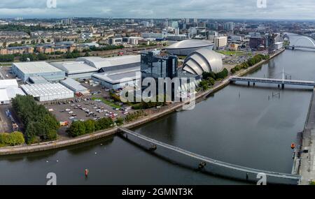 Glasgow, Schottland, Großbritannien. September 2021. Luftaufnahmen des Standorts der internationalen Klimakonferenz COP26 und des Gipfels, die im November 2021 in Glasgow stattfinden wird. Der Standort liegt am Fluss Clyde am Scottish Event Campus und es werden große temporäre Strukturen errichtet, in denen Zehntausende von Delegierten, Staatsoberhäuptern und Journalisten untergebracht sind, die an der zweiwöchigen Veranstaltung teilnehmen werden. Iain Masterton/Alamy Live News. Stockfoto